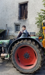 Un enfant qui conduit un tracteur.